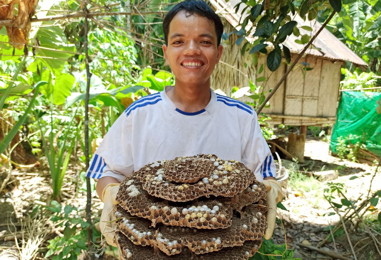 Tiểu sử Alăng Brắc sinh ngày 4/4/1996 đến từ xã Kà Dăng, huyện Đông Giang, Quảng Nam