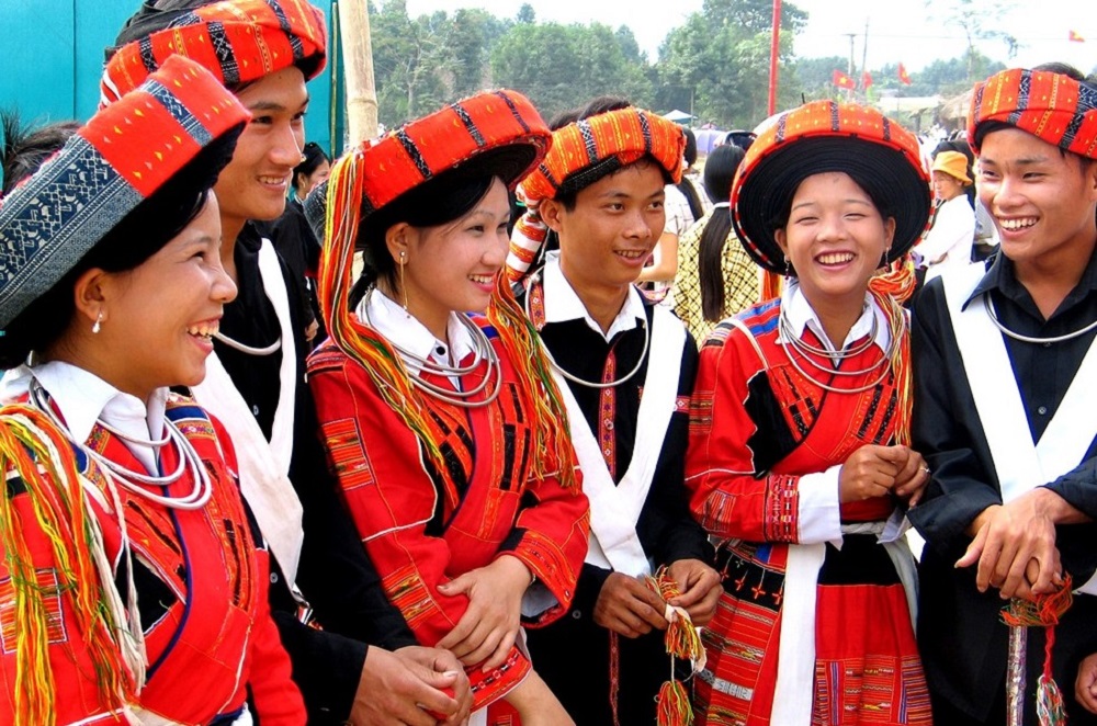 Mọi người diện trang phục truyền thống trong lễ hội nhảy lửa