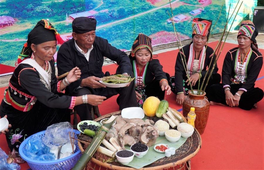 Thầy mo tự sắp mâm cúng lễ