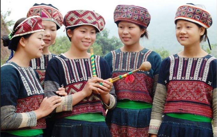 Thiếu nữ Xá Phó trong trang phục truyền thống tham dự lễ hội Quét làng