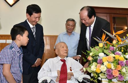 Nguyễn Côn đã đảm nhận nhiều chức vụ khác nhau như Bí thư Chi bộ khi tham gia Khu ủy Sài Gòn,…