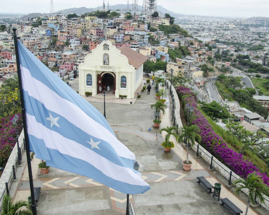 Ba ngôi sao trắng trên cờ Guayaquil đại diện cho tinh thần đoàn kết, chiến thắng trong lịch sử Ecuador