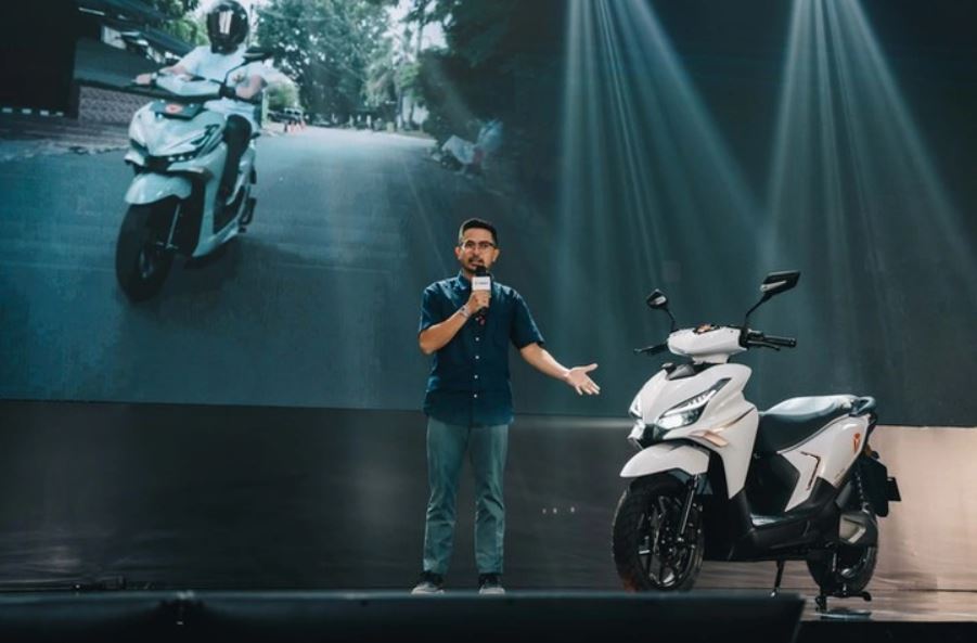 Yadea trình làng xe máy điện Velax tại IIMS 2025