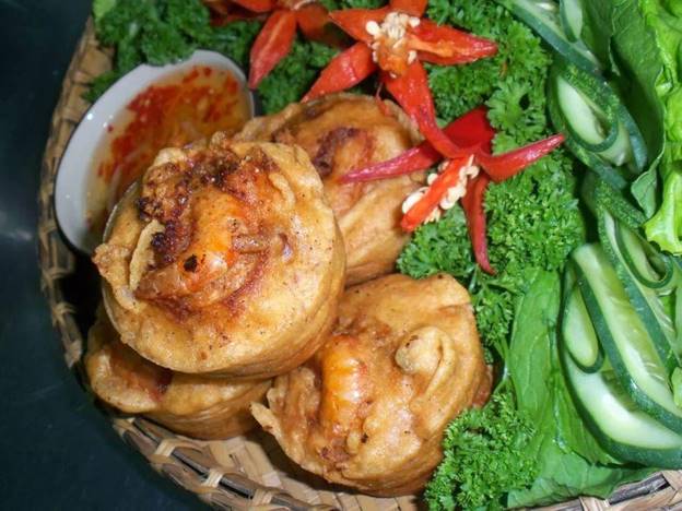 Bánh Cống được làm từ những nguyên liệu đơn giản, dễ kiếm