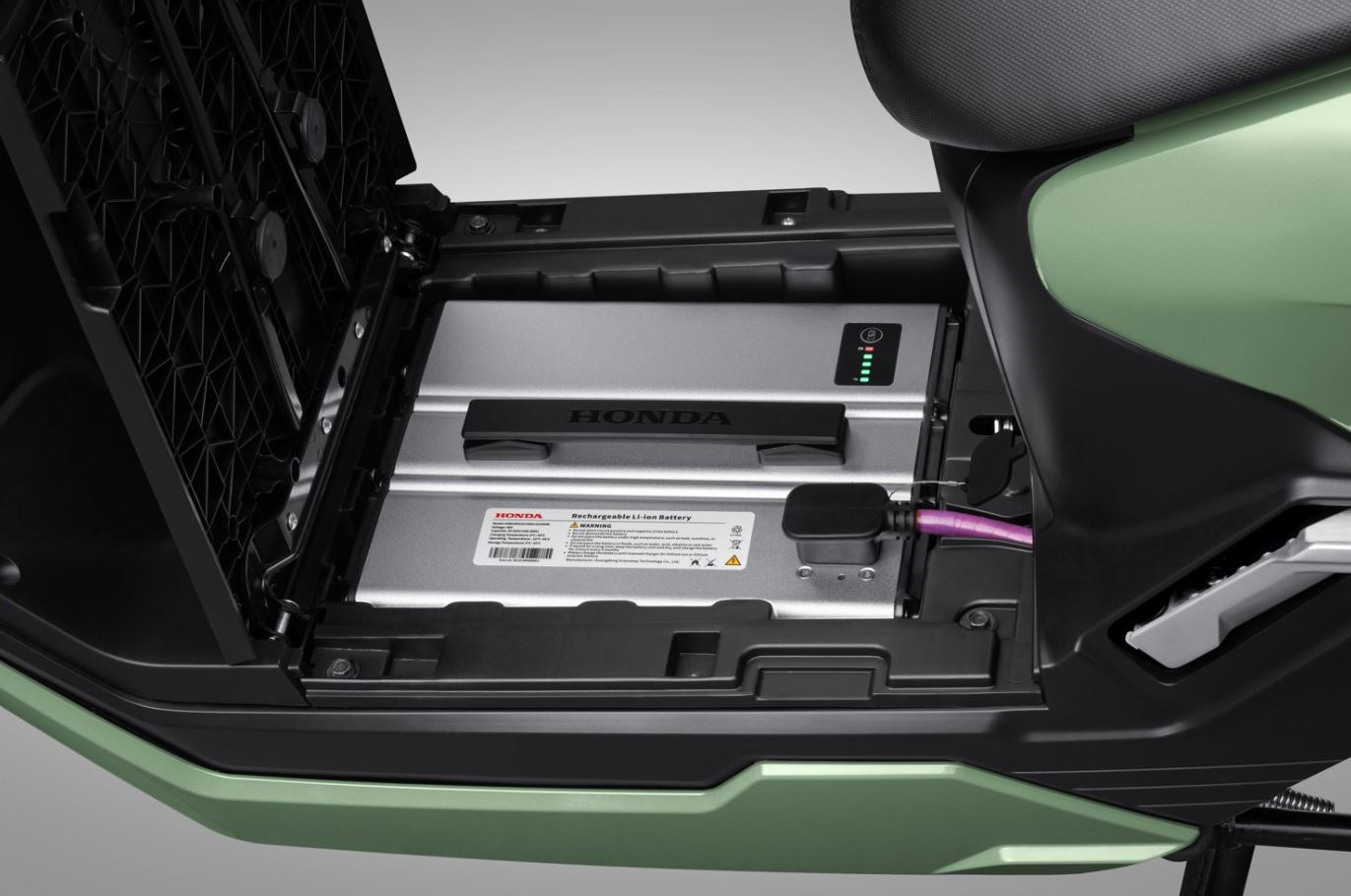 Pin của xe máy điện Honda Icon e được cung cấp với hình thức cho thuê tiện lợi