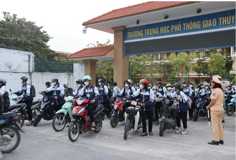 Quy định pháp lý về việc kiểm tra xe máy trong trường học