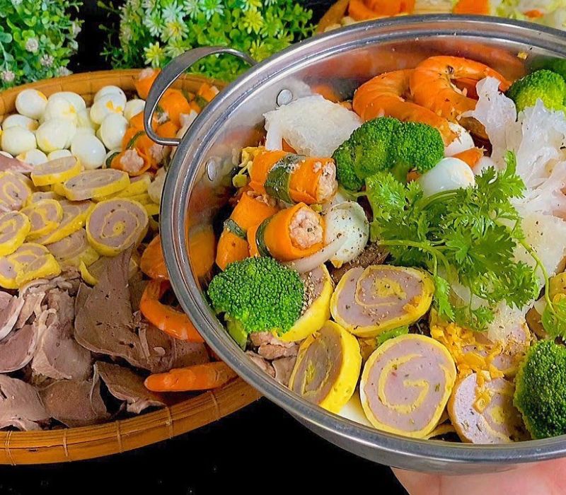 Lẩu cù lao được ăn kèm cùng topping đơn giản, dễ kiếm