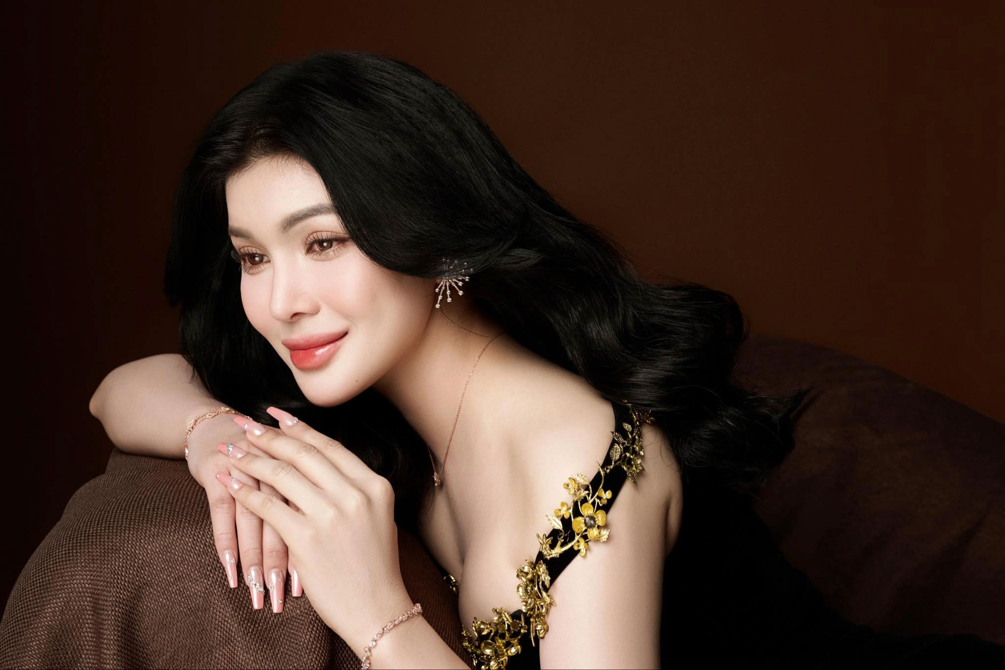 Cuộc sống xa hoa & tin đồn đại gia “chống lưng” của Lily Chen