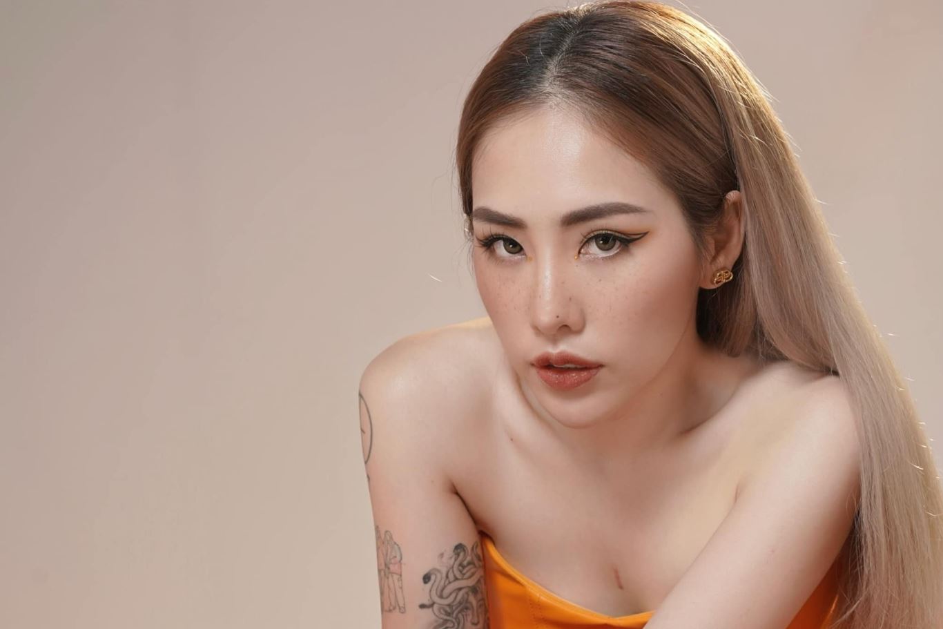Tiểu sử Du Uyên(tên thật: Hoàng Mỹ Duyên) sinh ngày 09/03/1993 tại Thanh Hóa