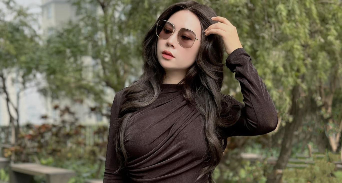 Tiểu sử Dung Hoàng sinh năm 1988 và là nhà thiết kế nổi bật tại Hà Nội