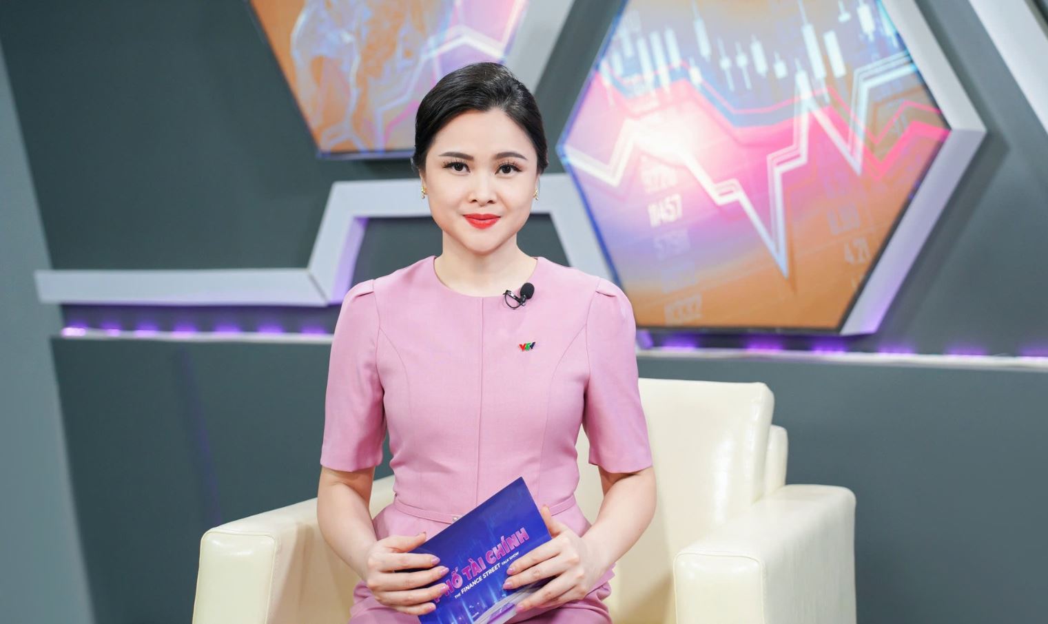 Tiểu sử Mùi Khánh Ly ghi dấu ấn với phong cách thời trang màu tím đặc trưng