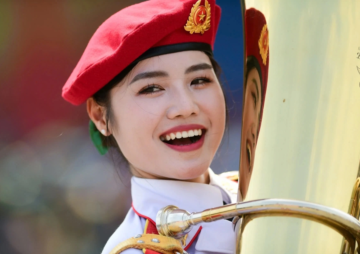 Tiểu sử Thân Thị Hưởng thu hút với nụ cười rạng rỡ sau lễ diễu binh