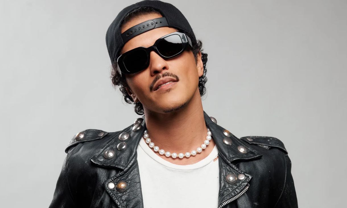 Tiểu sử Bruno Mars phản ánh cú twist nụ hôn với Rosé gây tranh cãi khắp mạng