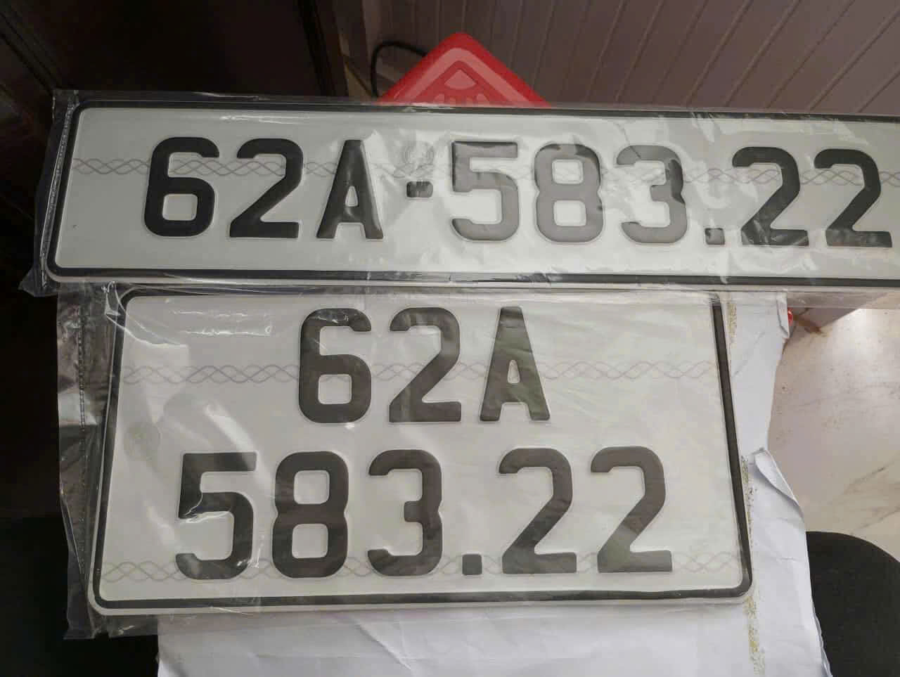 Biển số 62A-583.22 được kiểm tra kỹ trước khi bàn giao