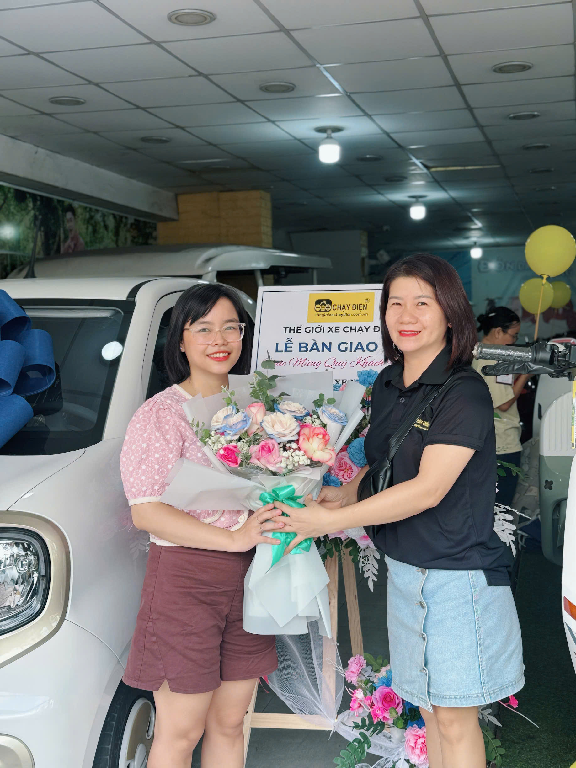 Khách hàng TGXCĐ nhận xe Bestune Xiaoma cùng đội ngũ tư vấn nhiệt tình hỗ trợ tận tâm