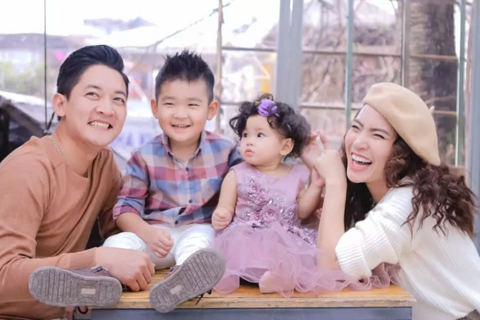Tiểu sử ca sĩ Hải Băng cùng với gia đình vui vẻ, hạnh phúc bên nhau