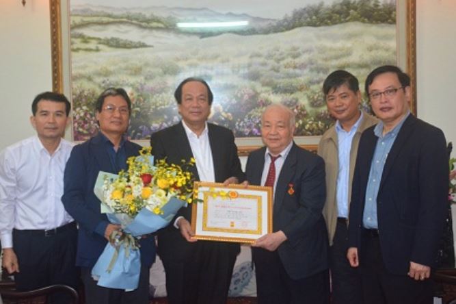 Vào sáng ngày 7/12, Đảng ủy Văn phòng Chính phủ đã trao tặng Huy hiệu 55 năm tuổi Đảng cho ông Ngô Xuân Lộc