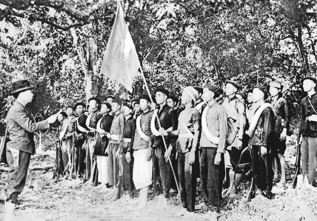 Năm 1940, Lê Toàn Thư được kết nạp vào Đảng Cộng sản Đông Dương rồi mở rộng tổ chức hoạt động nghiên cứu chủ nghĩa Mác – Lênin