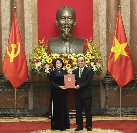 Bà Đặng Thị Ngọc Thịnh đã trao Quyết định của Chủ tịch nước về việc bầu ông Lê Khánh Hải giữ chức vụ Chủ nhiệm Văn phòng Chủ tịch nước