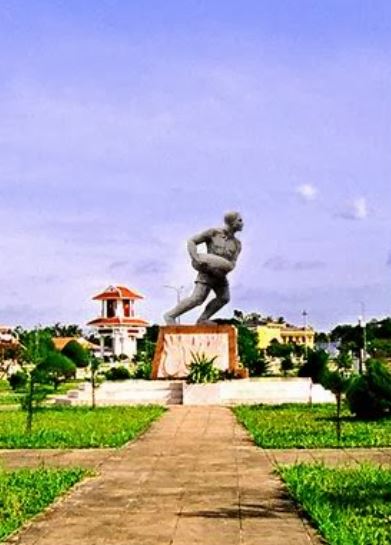 Tại vườn hoa trung tâm Phù Cát, đã xuất hiện một tượng đài anh hùng Ngô Mây ôm bom của họa sĩ Xuân Việt được dựng lên