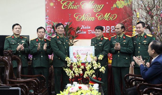 Đồng chí Ngô Minh Tiến tặng quà Ban Chỉ huy quân sự TP.Bắc Giang
