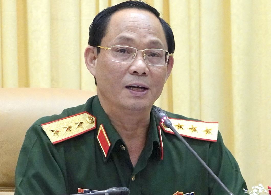Ông từng giữ nhiều chức vụ khác nhau như Phó Chủ nhiệm Chính trị của Sư đoàn 2 - Quân khu 5, Phó Chủ nhiệm Tổng cục chính trị QĐND Việt Nam,….