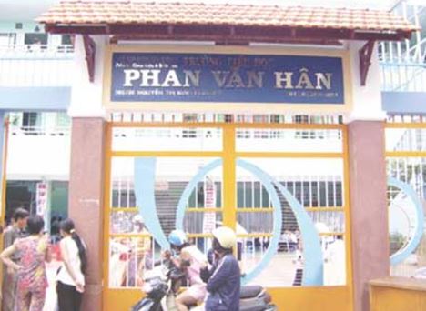 Tên của ông được đặt cho một trường Tiểu học mang tên Phan Văn Hân