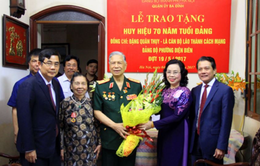 Vào chiều ngày 04/05, đồng chí Ngô Thị Thanh Hằng - Phó Bí thư Thường trực Thành ủy Hà Nội đã trao Huy hiệu 70 năm tuổi đảng cho Trung tướng Đặng Quân Thụy