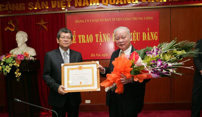 Ông Lê Xuân Tùng đã được trao tặng Huy hiệu 55 tuổi Đảng