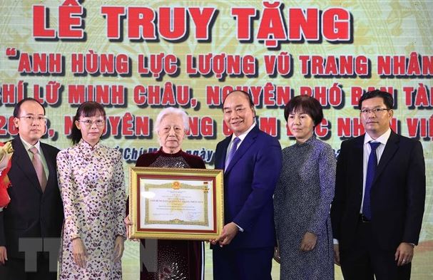 Chủ tịch nước Nguyễn Xuân Phúc dự Lễ truy tặng danh hiệu “Anh hùng lực lượng vũ trang nhân dân” cho đại diện gia đình đồng chí Lữ Minh Châu