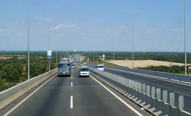 Khi lái xe ô tô trên đường cao tốc, bạn cần chọn làn đường đi phù hợp, đi đúng tốc độ và giữ khoảng cách an toàn