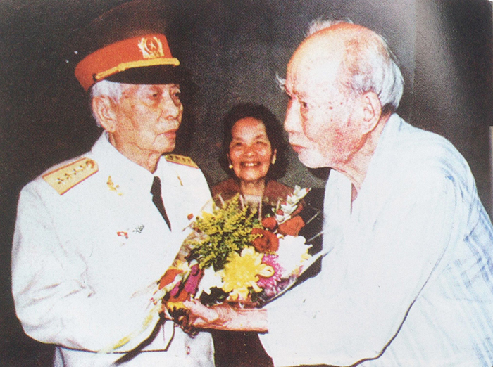 Ông đã được Nhà nước trao tặng Huân chương Hồ Chí Minh,… và phong quân hàm Thượng tá, Đại tá, Thiếu tướng