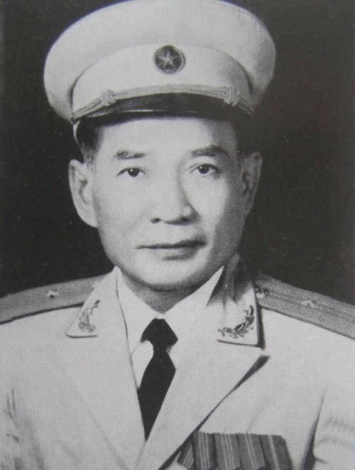Võ Bẩm là anh hùng lực lượng vũ trang nhân dân xuất sắc tại Việt Nam