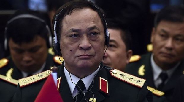 Đồng chí Nguyễn Văn Hiến được thăng quân hàm Chuẩn Đô đốc vào năm 2000