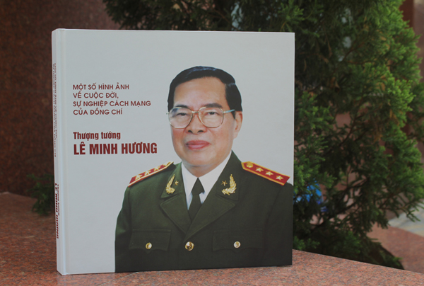 Cuốn sách về sự nghiệp cách mạng của thượng tướng Lê Minh Hương