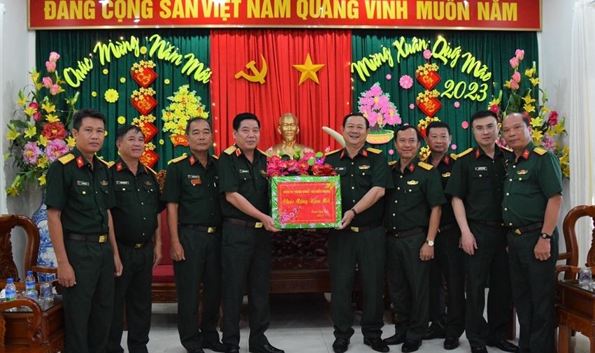 Vào ngày 14/01, mừng Xuân Kỷ Mão 2023, Trung tướng Nguyễn Văn Gấu đã đến chúc Tết tại địa bàn quân khu 9