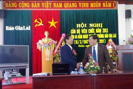 Nhân kỷ niệm 64 năm Ngày truyền thống Báo Gia lai, vào sáng ngày 15/03, đồng chí Hà Sơn Nhin đã đến thăm và chúc mừng Báo Gia Lai