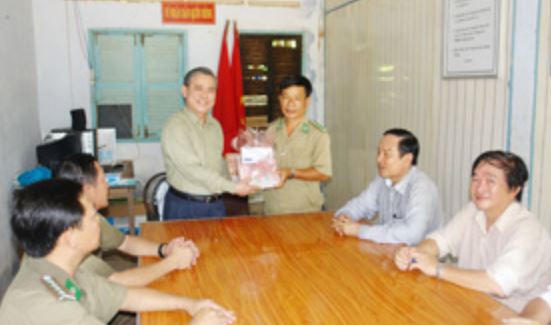 Đồng chí Nguyễn Tấn Quyên đã đi thăm và chúc mừng cán bộ, chiến sĩ bộ đội biên phòng tại Hòn Khoai, tỉnh Cà Mau
