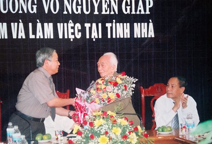 Đồng chí Đinh Hữu Cường tặng hoa chúc mừng Đại tướng, Chủ tịch nước Trần Đức Lương nhân dịp Người về thăm và làm việc với tỉnh Quảng Bình