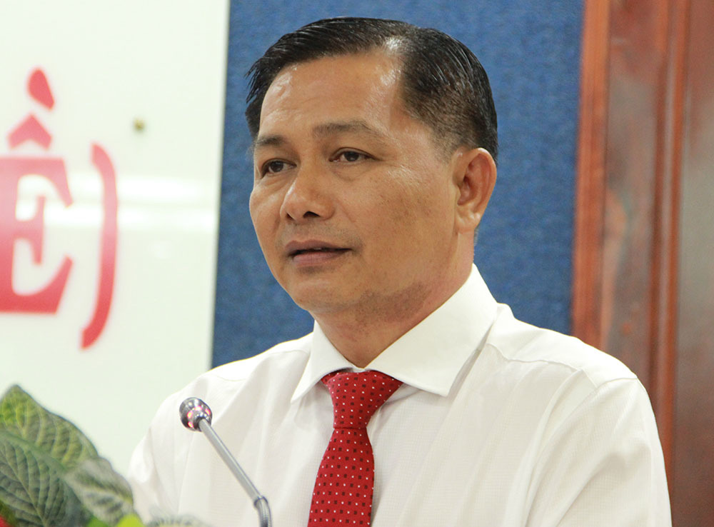 Trần Văn Lâu là một vị chính khách nổi tiếng của nước Việt Nam dân chủ cộng hòa từng giữ chức Chủ tịch Ủy ban nhân dân tỉnh Sóc Trăng