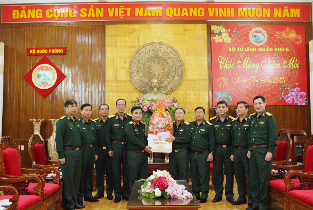 Trung tướng Lê Chiêm đã cùng Đoàn công tác đã đến thăm và tặng quà các cán bộ, chiến sĩ Sư đoàn 2, Quân khu 5