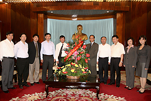 Sáng ngày 30-10-2009, đồng chí Nguyễn Đức Hạt đã tới chúc mừng Ban Đối ngoại TW nhân kỷ niệm 60 năm Ngày truyền thống