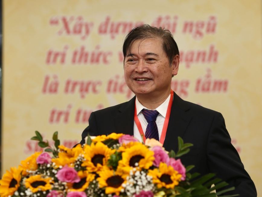 Phan Xuân Dũng là một tiến sĩ khoa học cơ khí chế tạo máy tại Việt Nam
