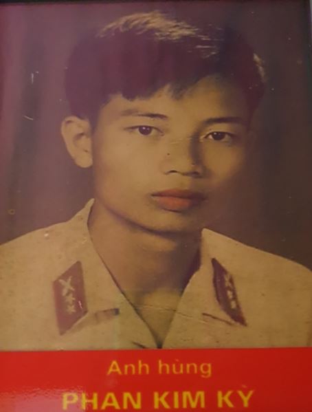 Phan Kim Kỳ được coi là vị anh hùng lực lượng vũ trang nhân dân kiêm quân nhân của Quân đội nhân dân Việt Nam