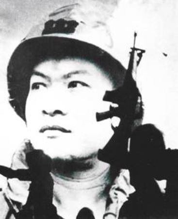 Sau khi rời học đường vào cuối năm 1955, ông tình nguyện tham gia nhập ngũ vào Quân đội Việt Nam Cộng hòa