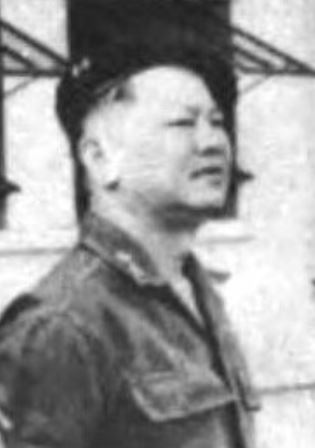 Nguyễn Văn Là được biết đến là cựu tướng lĩnh Bộ binh của Quân lực Việt Nam Cộng hòa mang cấp bậc Trung tướng