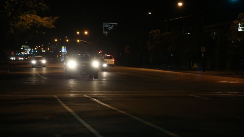 Theo quy định, người điều khiển phương tiện không bật đèn chiếu sáng sẽ bị phạt từ 800 – 1 triệu đồng