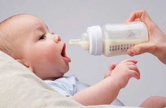 Sữa non là loại sữa giống như thuốc kháng sinh dành cho trẻ, giúp con phát triển về não bộ và cải thiện hoạt động hệ tiêu hóa