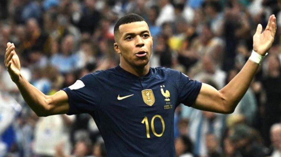 Sự nghiệp của cầu thủ trẻ tài năng Mbappé ra mắt đội tuyển Pháp vào 3/2017 khi mới 18 tuổi