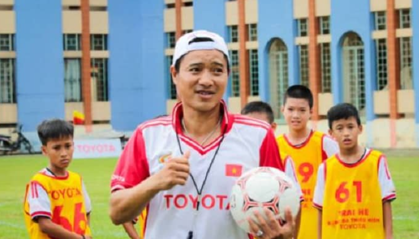 Trong sự nghiệp, nam cầu thủ Nguyễn Hồng Sơn đã gia nhập vào Câu lạc bộ Thể Công và đội tuyển quốc gia Việt Nam